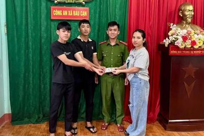 Nhặt được gần 24 triệu đồng, 2 nam sinh trả lại cho người đánh rơi