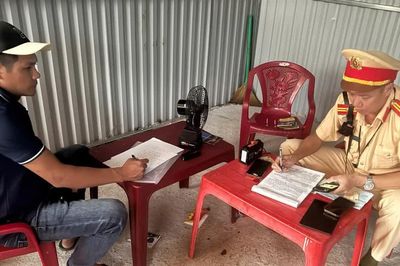 Gia Lai: Xử phạt tài xế sử dụng điện thoại khi lái xe, dùng thẻ nhận dạng của người khác