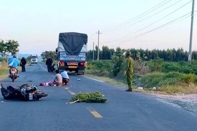 Xe tải va chạm xe máy khiến 2 người tử vong trên đường Trường Sơn Đông
