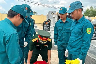 Truy điệu, an táng hài cốt liệt sĩ Nguyễn Văn Đức