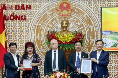 Chủ tịch UBND tỉnh Lâm Đồng Hồ Văn Mười làm việc với Đoàn doanh nghiệp tỉnh Hà Nam (Trung Quốc)