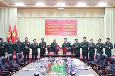 Giao ban định kỳ giữa Bộ CHQS tỉnh Sơn La với Bộ CHQS tỉnh Luông Pha Băng, U Đôm Xay