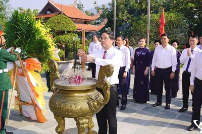 Dâng hương tưởng niệm Chủ tịch Hồ Chí Minh và các Anh hùng liệt sĩ nhân kỷ niệm 195 năm thành lập tỉnh Thái Nguyên