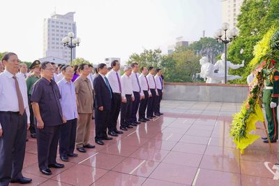 Dâng hương tưởng niệm Chủ tịch Hồ Chí Minh và các Anh hùng liệt sĩ nhân kỷ niệm 195 năm thành lập tỉnh Thái Nguyên