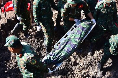 Ngày 26-10: Phát hiện thêm 10 hài cốt liệt sĩ, trong đó 1 bộ có di vật tại Công viên Lê Thị Riêng