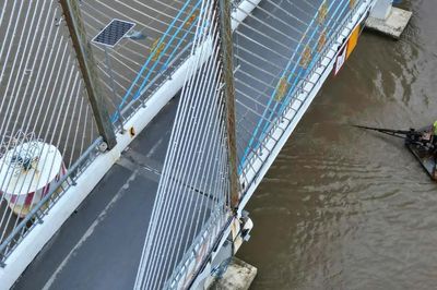 Toàn cảnh cầu Nông Sản Thực Phẩm ở Cà Mau bị sà lan va chạm, gây lệch một góc 70cm