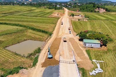 Đắk Lắk: Cầu Krông Bông tăng tốc về đích sau khi gỡ vướng mặt bằng, đất đắp