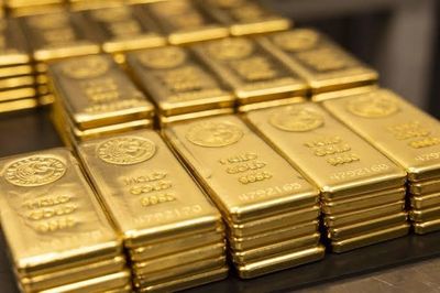 Giá vàng thế giới giảm nhẹ, đà phục hồi gặp lực cản