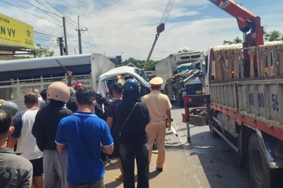 Va chạm với xe đầu kéo, học viên tập lái tử vong, giáo viên gãy chân