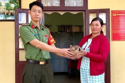 Phát hiện tê tê quý hiếm, người dân mang đến giao nộp Công an xã