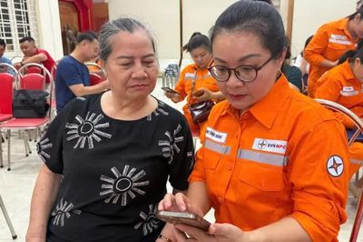 Hơn 200 hộ dân được hướng dẫn sử dụng ứng dụng EVN chăm sóc khách hàng
