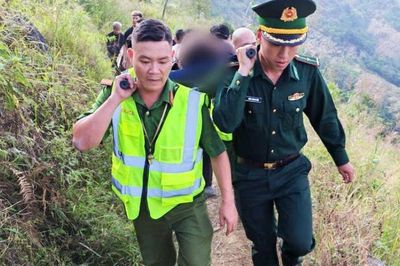 Cứu du khách 23 tuổi rơi xuống vực khi tham quan Cực Bắc Lũng Cú