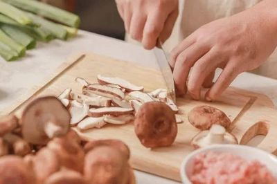 Dùng thớt mỗi ngày, 4 sai lầm nhiều người vẫn mắc có thể gây hại sức khỏe