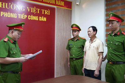 Hứa hối lộ Bí thư, Chủ tịch xã đổi 9 giấy phép khai thác đất trái phép