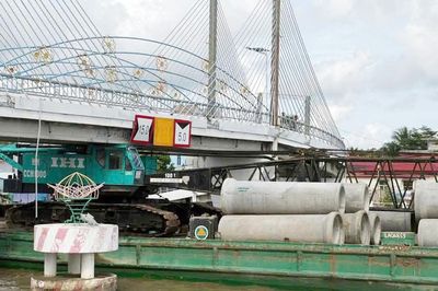 Lên phương án khắc phục cầu bị sà lan kéo lệch dầm ở Cà Mau