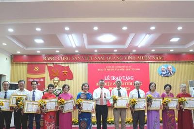 Phường Văn Miếu - Quốc Tử Giám trao Huy hiệu Đảng dịp 7-11 cho hơn 300 đảng viên