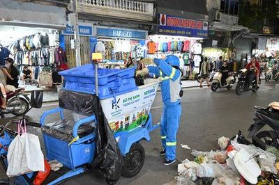 Thu gom rác thải sau giờ cao điểm: Vì sao vẫn chưa hết cảnh tái diễn vi phạm