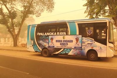 Indonesia dùng xe buýt oxy ứng phó khói mù cháy rừng