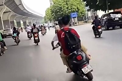 Hà Nội: Con trai đi xe điện lạng lách, đánh võng trên đường, mẹ bị xử phạt nặng