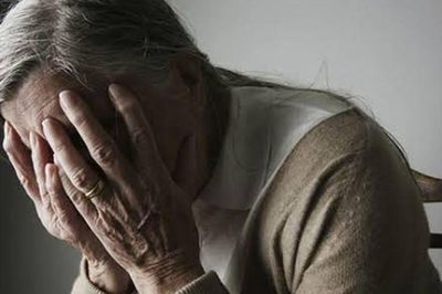 Trầm cảm tuổi già: Khi sự bận rộn của con cái trở thành nỗi cô đơn của cha mẹ
