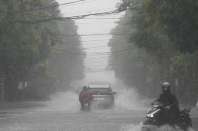Miền Trung bước vào cao điểm mưa lớn, miền Bắc trời mát