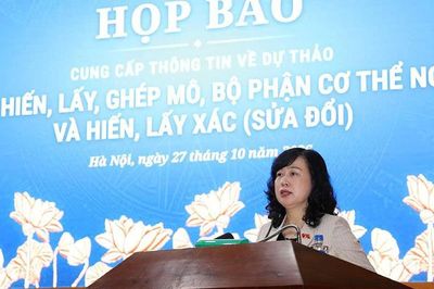 Bộ trưởng Bộ Y tế Đào Hồng Lan xúc động khi nói về những trẻ em mòn mỏi chờ ghép tạng