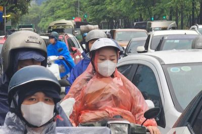 Vì sao không khí lạnh không giảm nhiệt ở miền Bắc lại gây mưa cho miền Trung?
