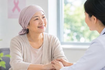 Sau điều trị ung thư, vì sao người bệnh vẫn cần được theo dõi lâu dài?