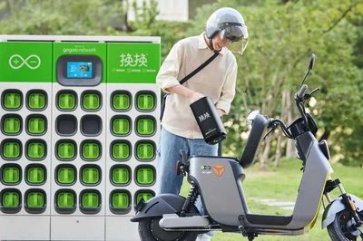 Đổi pin xe máy điện: Kinh nghiệm quốc tế và bài toán của Hà Nội