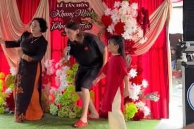 Khách Tây hát karaoke, nhảy tưng bừng trong đám cưới miền Tây