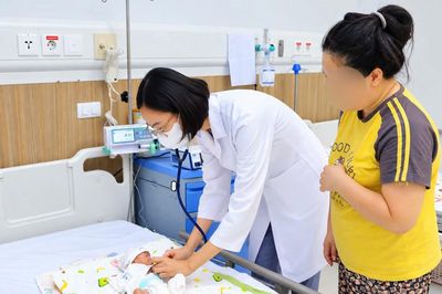 Cứu sống bé trai sinh non 29 tuần nặng 1kg sau 41 ngày điều trị