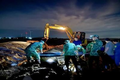 Đồn Biên phòng Cổ Chiên xuyên đêm khắc phục sạt lở đê, bảo vệ tài sản nhân dân
