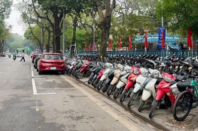 [VIDEO] Phí gửi xe tăng, Hà Nội vẫn thiếu bãi đỗ
