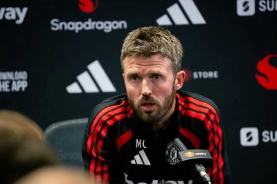 Vì sao Man Utd chưa sa thải HLV Carrick trước trận Chelsea?