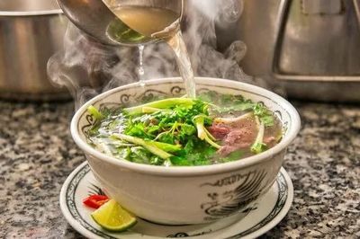 Nguy cơ tiềm ẩn khi uống cạn nước dùng trong bát phở