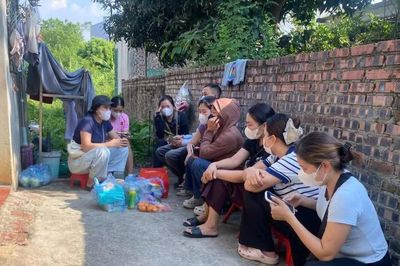Nghi bếp ăn bán trú sử dụng thịt trâu đông lạnh: Phụ huynh thức trắng đêm quây kho thực phẩm