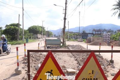 Đường hơn 3km thi công 3 năm vẫn dang dở, người dân khổ sở đi lại