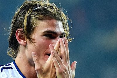 Truyền nhân Messi rực sáng, đội bóng của Fabregas tiếp tục bay cao