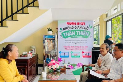 Người dân chờ xử lý hồ sơ bất ngờ được mời cà phê miễn phí