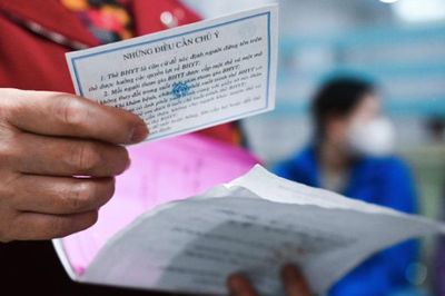 Bệnh nhân chờ hơn 90 phút vì nhân viên y tế 'quên' sổ khám trong hộc bàn