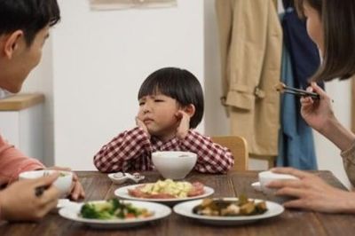Con thường xuyên chê cơm nhà, cha mẹ nên làm gì?