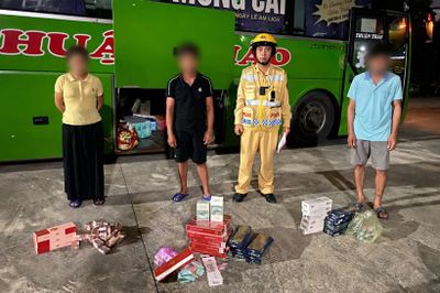 Phát hiện 522 bao thuốc lá ngoại không có hóa đơn trên xe khách