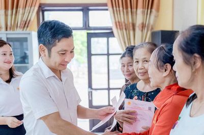 Sau gần 40 năm chờ đợi, hàng chục hộ dân Nghệ An được cấp sổ đỏ