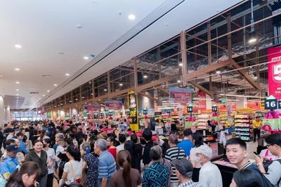 Người dân Thanh Hóa hào hứng trải nghiệm điểm đến mua sắm mới
