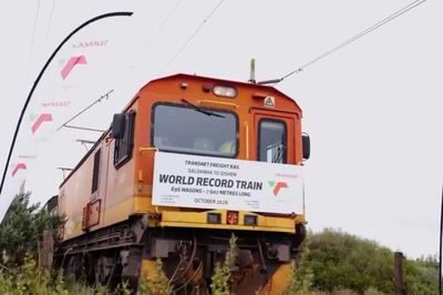 Nam Phi chạy thử đoàn tàu hàng dài kỷ lục 7,6km với 696 toa