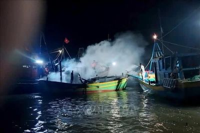 Cháy rụi tàu cá đang xuất bến, 2 thuyền viên nhảy xuống biển