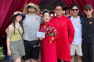Đi ngang đám cưới ở Cần Thơ, nhóm khách Mỹ được gia chủ mời vào chung vui
