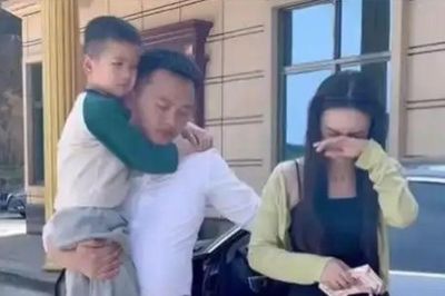 Người phụ nữ đưa con đến tìm chồng cũ xin tái hợp, hành động của anh khiến cô sững sờ