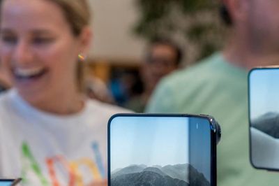 Apple đổi máy mới cho khách mua iPhone Duo gặp sự cố màn hình