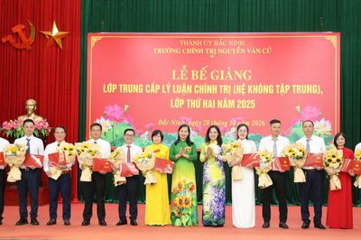 Trường Chính trị Nguyễn Văn Cừ bế giảng lớp Trung cấp lý luận chính trị hệ không tập trung